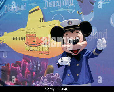 Jun 10, 2007 - Anaheim, Californie, USA - l'acteur Mickey Mouse à l'ouverture de Nemo Submarine voyage à Disneyland Park. (Crédit Image : © Lisa O'Connor/ZUMA Press) Banque D'Images