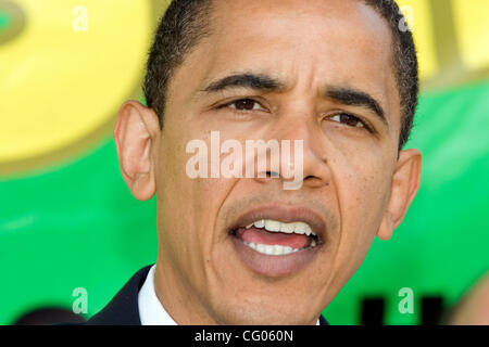 Jun 12, 2007 - Las Vegas, CA, USA - Le Sénateur Barack Obama a visité aujourd'hui la conserv station service pour faire un discours sur la politique énergétique en tant qu'il poursuit la nomination présidentielle démocratique. Situé à l'angle de San Vicente et de Barrington, Conserv carburant est l'un des premières stations à Los Ang Banque D'Images