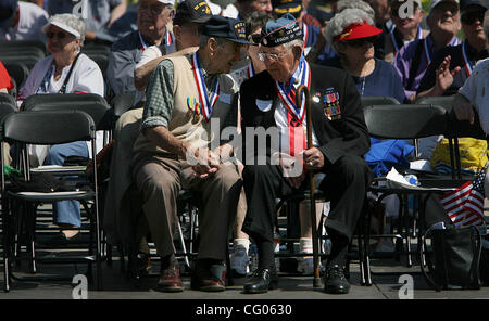 Jun 09 2007 - St Paul, MN, USA - Anciens Combattants ALEX CHVESTUIK, Brooklyn Park, 93, lors de la cérémonie au Minnesota World War Veterans Memorial dévouement à la State Capitol Mall à Saint Paul. Le monument rend hommage aux 320 000 Minnesota qui ont servi dans l'armée pendant la Seconde Guerre mondiale et le plus tha Banque D'Images