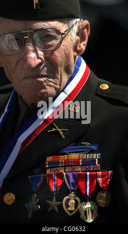 Jun 09 2007 - St Paul, MN, USA - FLOYD HESSE, 90, Plummer, MN, assiste à la Minnesota World War Veterans Memorial dévouement à la State Capitol Mall à Saint Paul. Minnesota World War Veterans Memorial dévouement à la State Capitol Mall à Saint Paul. Le monument rend hommage aux 320 000 Minnesota qui Banque D'Images