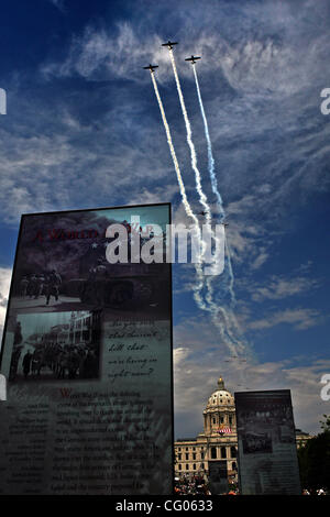 Jun 09 2007 - St Paul, MN, USA - World War II Survol la Minnesota State Capitol au début de la Seconde Guerre mondiale, Minnesota Veterans Memorial Cérémonie au State Capitol Mall à Saint Paul. Le monument rend hommage aux 320 000 Minnesota qui ont servi dans l'armée pendant la DEUXIÈME GUERRE MONDIALE et th Banque D'Images