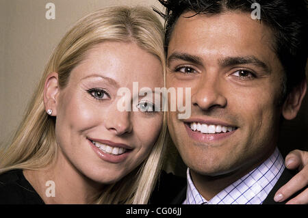 Jun 14, 2007 - Miami, Floride, Etats-Unis - L'actrice Daytime Emmy et talk-show d'accueil KELLY RIPA CONSUELOS avec mari MARK. Depuis février 2001, elle a été la co-animatrice de Live with Regis and Kelly, aux côtés de Regis Philbin, l'évaluation d'une nouvelle haute lorsqu'elle a remplacé les anciens Li Banque D'Images