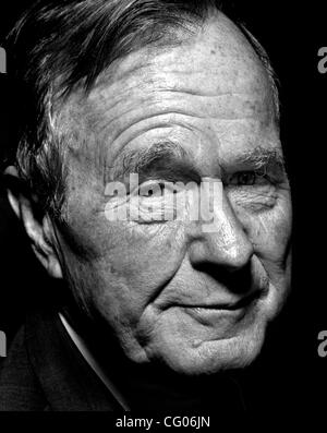 Jun 14, 2007 - Miami, Floride, Etats-Unis - GEORGE HERBERT WALKER BUSH (né le 12 juin 1924) était le 41e président des États-Unis, de 1989 à 1993. Avant sa présidence, Bush a été le 43e Vice-président des États-Unis dans l'administration de Ronald Reagan. Photographié en septembre 2000 Sout Banque D'Images