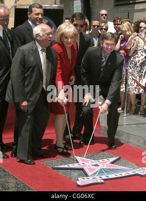 Maire honoraire JOHNNY GRANT, la journaliste Barbara Walters et Hollywood Chamber of Commerce LERON GUBLER à la 2,340ème étoile sur le Hollywood Walk of Fame pour Barbara Walters qui a eu lieu au Kodak Theatre, à Hollywood. Banque D'Images