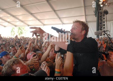 Jun 15, 2007 Manchester, TN, USA, Musicien Dierks Bentley il se produit dans le cadre de la 2007 Bonnaroo Music and Arts Festival qui a eu lieu à Manchester. Copyright 2007 Jason Moore. Crédit obligatoire : Jason Moore Banque D'Images