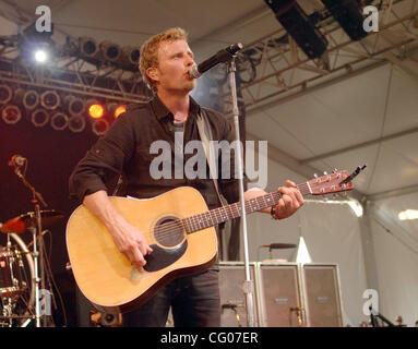 Jun 15, 2007 Manchester, TN, USA, Musicien Dierks Bentley il se produit dans le cadre de la 2007 Bonnaroo Music and Arts Festival qui a eu lieu à Manchester. Copyright 2007 Jason Moore. Crédit obligatoire : Jason Moore Banque D'Images