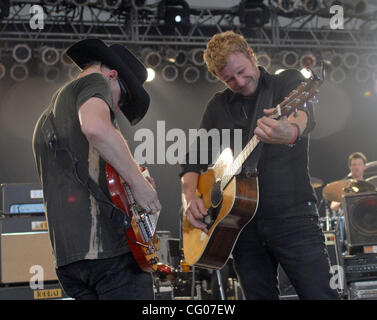 Jun 15, 2007 Manchester, TN, USA, Musicien Dierks Bentley il se produit dans le cadre de la 2007 Bonnaroo Music and Arts Festival qui a eu lieu à Manchester. Copyright 2007 Jason Moore. Crédit obligatoire : Jason Moore Banque D'Images