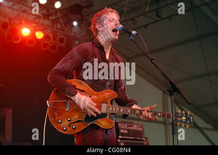 Jun 16, 2007 Manchester, TN, USA, chanteur / guitariste BRITT DANIEL de la cuillère bande il se produit dans le cadre de la 2007 Bonnaroo Music and Arts Festival qui a eu lieu à Manchester. Copyright 2007 Jason Moore. Crédit obligatoire : Jason Moore Banque D'Images