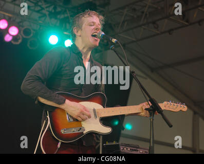 Jun 16, 2007 Manchester, TN, USA, chanteur / guitariste BRITT DANIEL de la cuillère bande il se produit dans le cadre de la 2007 Bonnaroo Music and Arts Festival qui a eu lieu à Manchester. Copyright 2007 Jason Moore. Crédit obligatoire : Jason Moore Banque D'Images