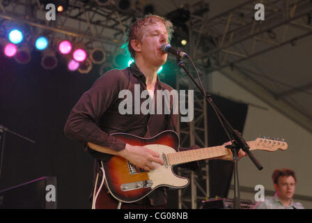 Jun 16, 2007 Manchester, TN, USA, chanteur / guitariste BRITT DANIEL de la cuillère bande il se produit dans le cadre de la 2007 Bonnaroo Music and Arts Festival qui a eu lieu à Manchester. Copyright 2007 Jason Moore. Crédit obligatoire : Jason Moore Banque D'Images