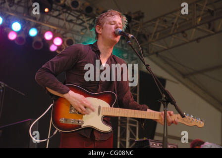 Jun 16, 2007 Manchester, TN, USA, chanteur / guitariste BRITT DANIEL de la cuillère bande il se produit dans le cadre de la 2007 Bonnaroo Music and Arts Festival qui a eu lieu à Manchester. Copyright 2007 Jason Moore. Crédit obligatoire : Jason Moore Banque D'Images