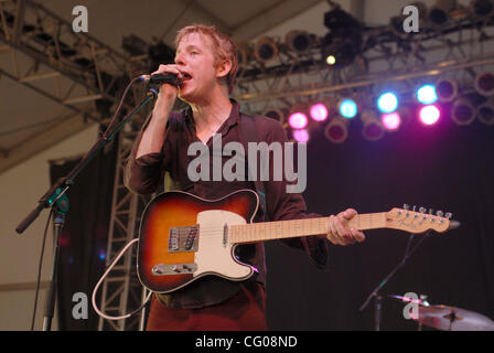 Jun 16, 2007 Manchester, TN, USA, chanteur / guitariste BRITT DANIEL de la cuillère bande il se produit dans le cadre de la 2007 Bonnaroo Music and Arts Festival qui a eu lieu à Manchester. Copyright 2007 Jason Moore. Crédit obligatoire : Jason Moore Banque D'Images