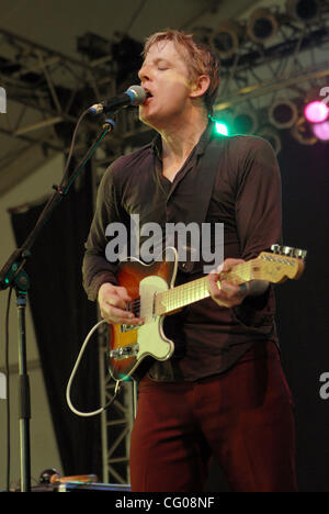 Jun 16, 2007 Manchester, TN, USA, chanteur / guitariste BRITT DANIEL de la cuillère bande il se produit dans le cadre de la 2007 Bonnaroo Music and Arts Festival qui a eu lieu à Manchester. Copyright 2007 Jason Moore. Crédit obligatoire : Jason Moore Banque D'Images