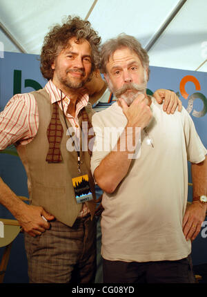 Jun 16, 2007 Manchester, TN, USA, WAYNE COYNE musiciens de the Flaming Lips et Bob Weir membre original du groupe Grateful Dead dans les coulisses du 2007 Bonnaroo Music & Arts Festival. Copyright 2007 Jason Moore. Crédit obligatoire : Jason Moore Banque D'Images