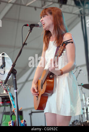 Jun 17, 2007 Manchester, TN, USA, Feist musicien il se produit dans le cadre de la 2007 Bonnaroo Music and Arts Festival qui a eu lieu à Manchester. Copyright 2007 Jason Moore. Crédit obligatoire : Jason Moore Banque D'Images