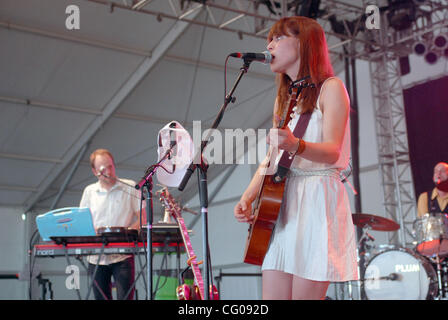 Jun 17, 2007 Manchester, TN, USA, Feist musicien il se produit dans le cadre de la 2007 Bonnaroo Music and Arts Festival qui a eu lieu à Manchester. Copyright 2007 Jason Moore. Crédit obligatoire : Jason Moore Banque D'Images