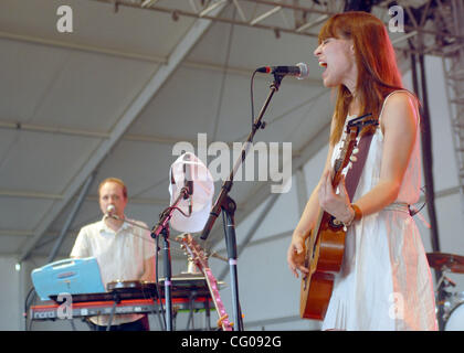 Jun 17, 2007 Manchester, TN, USA, Feist musicien il se produit dans le cadre de la 2007 Bonnaroo Music and Arts Festival qui a eu lieu à Manchester. Copyright 2007 Jason Moore. Crédit obligatoire : Jason Moore Banque D'Images