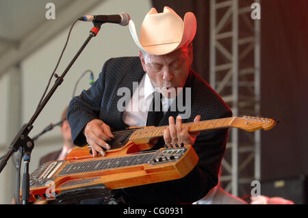 Jun 17, 2007 Manchester, TN, USA, Musicien JUNIOR BROWN il se produit dans le cadre de la 2007 Bonnaroo Music and Arts Festival qui a eu lieu à Manchester. Copyright 2007 Jason Moore. Crédit obligatoire : Jason Moore Banque D'Images