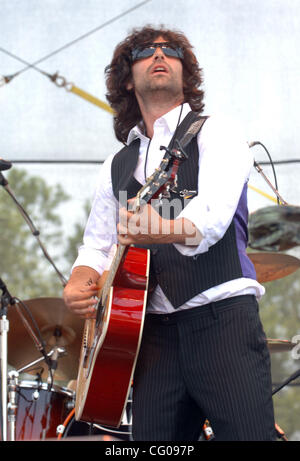 Jun 17, 2007 Manchester, TN, USA, Musicien PETE YORN il se produit dans le cadre de la 2007 Bonnaroo Music and Arts Festival qui a eu lieu à Manchester. Copyright 2007 Jason Moore. Crédit obligatoire : Jason Moore Banque D'Images