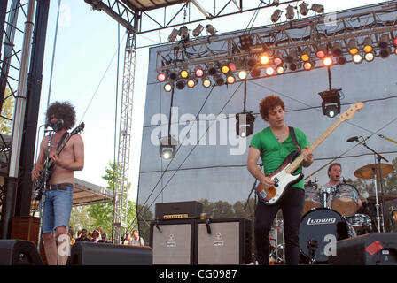 Jun 17, 2007 Manchester, TN, USA, le guitariste Andrew Stockdale, le batteur MYLES HESKETT, et le bassiste CHRIS Ross de la bande WOLFMOTHER effectue live at Bonnaroo Music & Arts Festival qui attire plus de 90 000 fans de musique que participer à la 4 jours du festival qui a lieu à Manchester. Copyright 2007 Banque D'Images