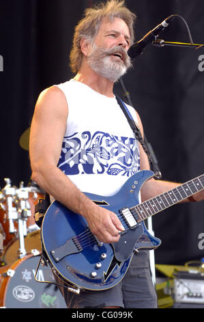 Jun 17, 2007 Manchester, TN, USA, Musicien BOB WEIR membre original du groupe Grateful Dead réalise avec le groupe RATDOG comme il y tournée 2007 rend un arrêt au Bonnaroo Music & Arts Festival qui attire plus de 90 000 fans de musique que participer à la 4 jours du festival qui a lieu à Manchester. Copyrigh Banque D'Images