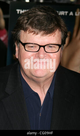 Jun 18, 2007 - New York, NY, USA - Réalisateur Michael Moore à l'arrivée pour le New York premiere de 'Sicko' tenu à la Ziegfeld Theatre. (Crédit Image : © Nancy/Kaszerman ZUMA Press) Banque D'Images