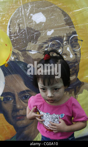 Un petit enfant est à côté d'un portrait du Myanmar chef de l'opposition et l'activiste pro-démocratie Aung San Suu Kyi et de Mahatma Gandhi lors d'une manifestation pour s'opposer à la détention de leader démocratique birmane Aung San Suu Kyi, et d'autres défenseurs des droits de New Delhi, en Inde , le lundi 18 juin, 2007. E Banque D'Images