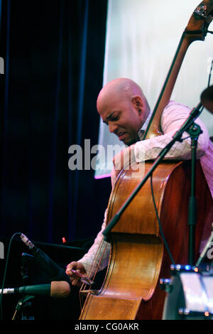 Eric revis à la basse à l'hôtel de ville au cours de JVC Jazz Festival 2007 (24e année) le 20 juin 2007. Banque D'Images