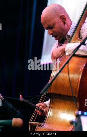 Eric revis à la basse à l'hôtel de ville au cours de JVC Jazz Festival 2007 (24e année) le 20 juin 2007. Banque D'Images