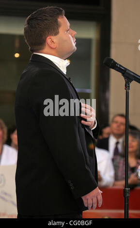 Jun 21, 2007 - New York, NY, USA - 'Britain's Got Talent" gagnant ex-vendeur de téléphone mobile singer PAUL POTTS au 'aujourd'hui' show 2007 Série de concerts d'été tenue à Rockefeller Plaza. (Crédit Image : © Nancy/Kaszerman ZUMA Press) Banque D'Images