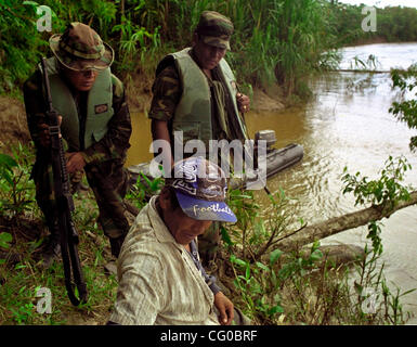 Jun 21, 2007 - Bolivie Chapare, -'rechercher et détruire les opérations de la Police des stupéfiants spécial Forces (UMOPAR) dans la zone appelée coca Chapare. Ce lieu est la plus grande région de production de coca en Bolivie et également de grandes zones de production de cocaïne. Au cours des dernières décennies, la province de Chapare a bec Banque D'Images