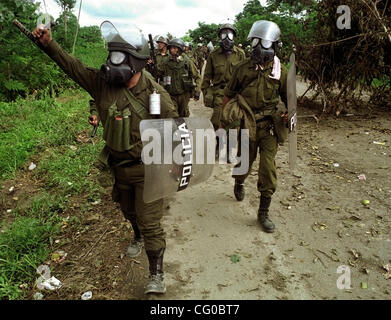 Jun 21, 2007 - Bolivie Chapare, -'rechercher et détruire les opérations de la Police des stupéfiants spécial Forces (UMOPAR) dans la zone appelée coca Chapare. Ce lieu est la plus grande région de production de coca en Bolivie et également de grandes zones de production de cocaïne. Au cours des dernières décennies, la province de Chapare a bec Banque D'Images