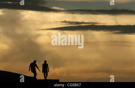 20 juin 2007 - Minneapolis, MN, USA - beaux nuages en fin d'après-midi pourrait être vu de parfaitement Médaille d'Park mercredi. Dans CETTE PHOTO : Deux femmes était ce chemin vers le coin salon au sommet de la colline qui est l'élément principal de l'or Park mercredi soir. (Crédit Image : © Minneap Banque D'Images