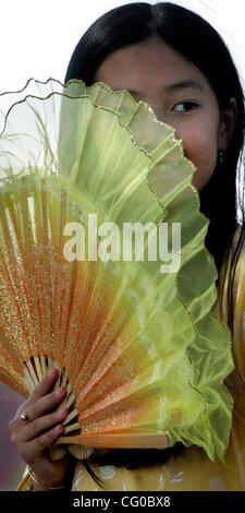 20 juin 2007 - Minneapolis, MN, USA - Linda Nguyen, 10 sourit alors qu'elle a attendu pour la musique à démarrer au cours de l'Hoang Anh dance performance du groupe lors de la célébration de la Journée mondiale des réfugiés s'est tenue au Centre communautaire de Brian Coyle mercredi après-midi. (Crédit Image : © Kyndell Harkness/Minneapolis Star Tribun Banque D'Images