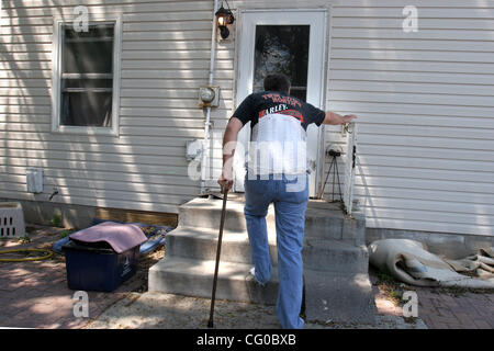 21 juin 2007 - Minneapolis, MN, USA - Don Gunnon a fait son chemin dans sa maison avec l'utilisation d'une canne pour marcher à cause des problèmes de dos causés par une balle logée près de la colonne vertébrale est par son nerf sciatique. Après la voiture de Gunnon a été volé il a été envoyé à la Minneapolis impound lot. Après la voiture de Gunnon a été volé il Banque D'Images