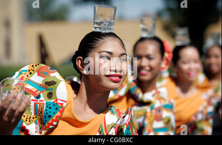 20 juin 2007 - Minneapolis, MN, USA - Catherine Araneta avec d'autres membres de la compagnie de danse d'Edwin C. Duero des Philippines a exécuté une danse Philippine traditionnelle avec des verres d'eau sur la tête et dans les mains pendant qu'il fête la Journée mondiale des réfugiés tenue à Brian Coyle Commun Banque D'Images