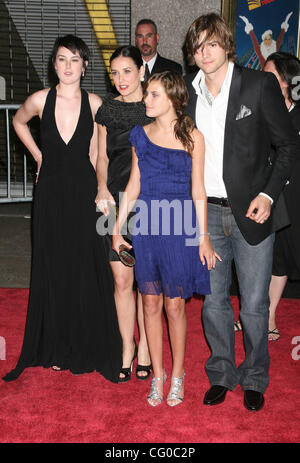 Jun 22, 2007 - New York, NY, USA - RUMEUR WILLIS, DEMI MOORE, TALLULAH BELLE WILLIS, ASHTON KUTCHER à l'arrivée pour la première de New York 'Vivre libre ou mourir Hard' tenue au Radio City Hall. (Crédit Image : © Dan Herrick/KPA-Zuma Zuma/presse) Banque D'Images