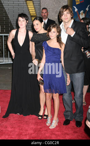 Jun 22, 2007 - New York, NY, USA - RUMEUR WILLIS, DEMI MOORE, TALLULAH BELLE WILLIS, ASHTON KUTCHER à l'arrivée pour la première de New York 'Vivre libre ou mourir Hard' tenue au Radio City Hall. (Crédit Image : © Dan Herrick/KPA-Zuma Zuma/presse) Banque D'Images