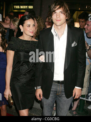 Jun 22, 2007 - New York, NY, USA - Acteurs Demi Moore et Ashton Kutcher à l'arrivée pour la première de New York 'Vivre libre ou mourir Hard' tenue au Radio City Hall. (Crédit Image : © Nancy/Kaszerman ZUMA Press) Banque D'Images