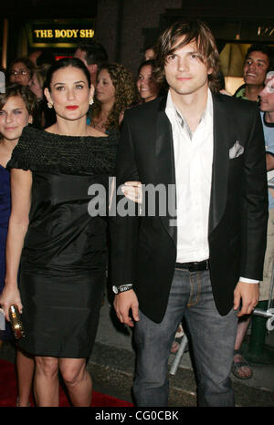 Jun 22, 2007 - New York, NY, USA - Acteurs Demi Moore et Ashton Kutcher à l'arrivée pour la première de New York 'Vivre libre ou mourir Hard' tenue au Radio City Hall. (Crédit Image : © Nancy/Kaszerman ZUMA Press) Banque D'Images