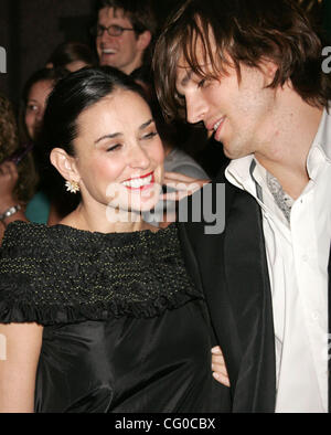 Jun 22, 2007 - New York, NY, USA - Acteurs Demi Moore et Ashton Kutcher à l'arrivée pour la première de New York 'Vivre libre ou mourir Hard' tenue au Radio City Hall. (Crédit Image : © Nancy/Kaszerman ZUMA Press) Banque D'Images