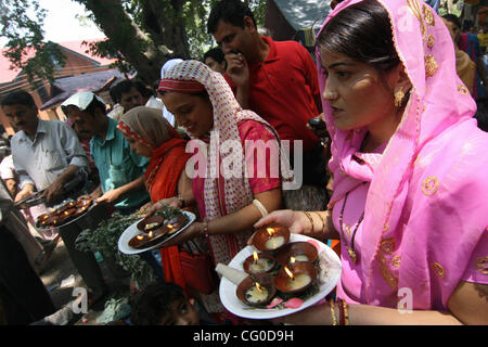 Pandits du Cachemire, ou des Hindous, prier pendant chaque année un festival hindou à un culte dans Khirbhawani, 30 km (19 milles) à l'est de Srinagar, 23 juin 2007. Des milliers de personnes déplacées les hindous du Cachemire, connu sous le nom de Pandits du Cachemire, rassemblées à un lieu saint dans la état indien du Jammu-et-Cachemire le samedi Banque D'Images