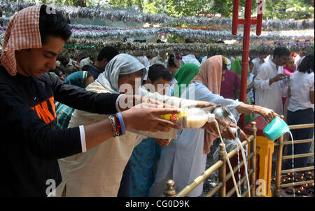 Pandits du Cachemire, ou des Hindous, prier pendant chaque année un festival hindou à un culte dans Khirbhawani, 30 km (19 milles) à l'est de Srinagar, 23 juin 2007. Des milliers de personnes déplacées les hindous du Cachemire, connu sous le nom de Pandits du Cachemire, rassemblées à un lieu saint dans la état indien du Jammu-et-Cachemire le samedi Banque D'Images