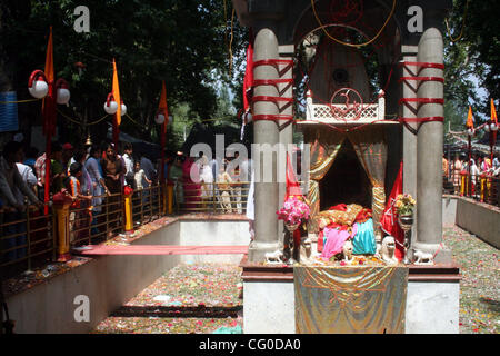 Pandits du Cachemire prier pendant chaque année un festival hindou à un culte dans Khirbhawani, 30 km (19 milles) à l'est de Srinagar, 23 juin 2007. Des milliers de personnes déplacées les hindous du Cachemire, connu sous le nom de Pandits du Cachemire, rassemblées à un lieu saint dans la état indien du Jammu-et-Cachemire le samedi à prier pour Banque D'Images