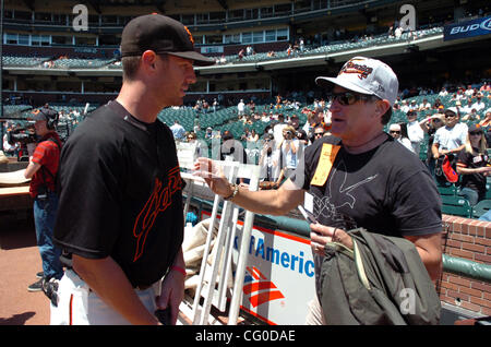 L'acteur Robin Williams parle avec San Francisco Giants Kevin Frandsen avant le début de la partie contre les Giants de New York Yankees à AT&T Park à San Francisco le samedi 23 juin 2007.(Sean Connelley/l'Oakland Tribune) Banque D'Images