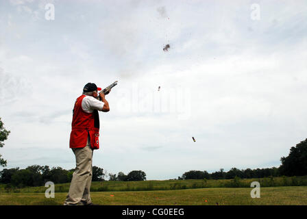 21 juin 2007 - Elk River, MN, USA - TOM KNAPP, Champion du monde de tir de fusil de trick. Entre autres exploits, Knapp peut lancer plusieurs - 9 ou 10 - clay pigeons dans l'air et les casser individuellement avant qu'elles touchent le sol. (Crédit Image : © Richard Sennott/Minneapolis Star Tribune/ZUMA Press) Banque D'Images