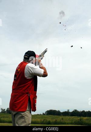 21 juin 2007 - Elk River, MN, USA - TOM KNAPP, Champion du monde de tir de fusil de trick. Entre autres exploits, Knapp peut lancer plusieurs - 9 ou 10 - clay pigeons dans l'air et les casser individuellement avant qu'elles touchent le sol. (Crédit Image : © Richard Sennott/Minneapolis Star Tribune/ZUMA Press) Banque D'Images