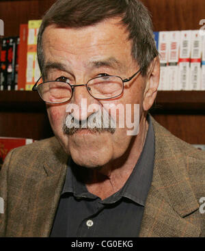 Jun 26, 2007 - New York, NY, USA - lauréat du Prix Noble auteur allemand GUNTER GRASS fait la promotion de la traduction en anglais de son nouveau livre 'Peeling l'oignon : A Memoir" Bookstore-Union à Barnes & Noble Square. Gunter Grass, célèbre pour ses nombreux livres auxquels le passé nazi a récemment admis qu'h Banque D'Images