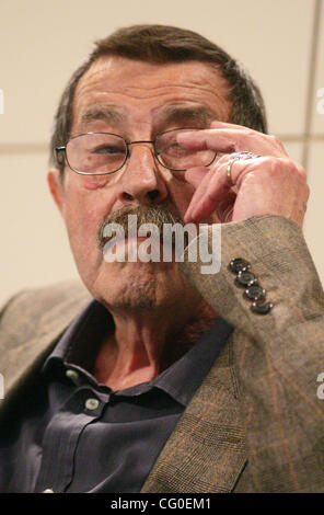 Jun 26, 2007 - New York, NY, USA - lauréat du Prix Noble auteur allemand GUNTER GRASS fait la promotion de la traduction en anglais de son nouveau livre 'Peeling l'oignon : A Memoir" Bookstore-Union à Barnes & Noble Square. Gunter Grass, célèbre pour ses nombreux livres auxquels le passé nazi a récemment admis qu'h Banque D'Images