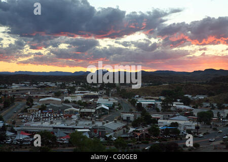 28 juin 2007 - Alice Springs, Territoire du Nord, Australie - Au nord du centre-ville, l'Anzac Hill a une excellente vue d'Alice Springs et ses environs, y compris les MacDonnell Ranges ; c'est un excellent endroit pour regarder le lever et le coucher du soleil. Du haut de la colline, vous pouvez voir que Todd Mall, le coeur de Banque D'Images